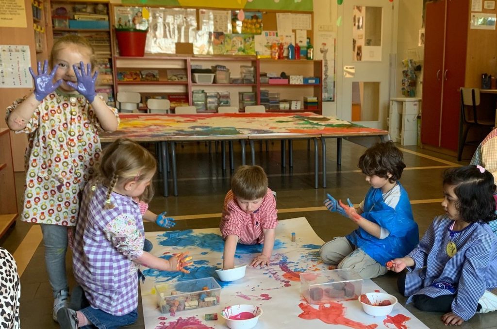 Setmana de les famílies
El dijous 15 de maig va ser el Dia Internacional de la Família. Al llarg de la setmana, famílies d’I3, I4 i I5 van venir a l’escola a dur a terme diferents propostes. Vam comptar amb mares, pares, àvies i avis que ens van venir a explicar la seva professió, i altres que ens van organitzar tallers variats. Ha estat una experiència molt enriquidora per a tots plegats i una setmana molt emocionant. Els Pollets, les Cabretes i els Cavalls ens ho hem passat genial. Moltes gràcies a tots/es per la vostra col·laboració, entusiasme i fer-ho possible!