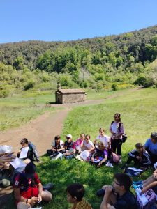Cicle Superior de Primària marxem d’excursió a la Zona Volcànica de la Garrotxa Aquest divendres, els i les alumnes de 5è i 6è de Primària hem viscut una jornada inoblidable al Parc Natural de la Zona Volcànica de la Garrotxa. Hem visitat el volcà de Santa Margarida, on hem après de primera mà com es formen els volcans i quins elements geològics caracteritzen aquesta zona tan especial. També, hem reflexionat sobre la importància de preservar el patrimoni natural i hem tingut temps per dinar plegats i gaudir d’una estona de joc envoltats de natura. Una sortida que ens ha fet aprendre, gaudir i connectar amb el medi ambient. Ens en tornem amb la motxilla plena de coneixements, experiències i bons records!