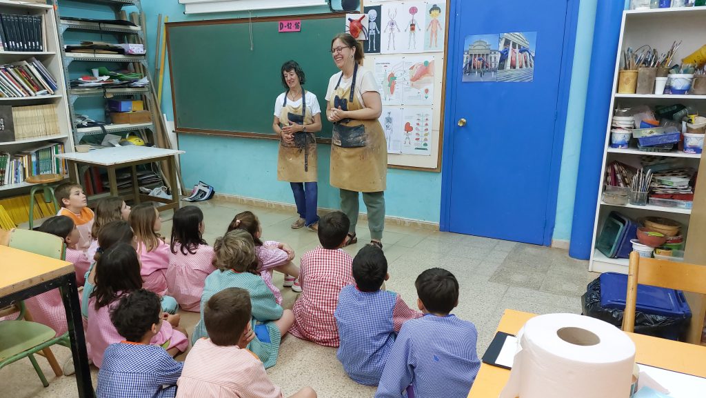 La classe dels Esquirols de 3r hem anat a l'escola d'Art a fer una activitat on el tema és el cos humà, aquesta es titula "De cap a peus". A cadascun de nosaltres ens han donat unes potes impreses de diferents animals i a partir d'aquí i amb molts materials ben diversos hem creat el nostre personatge. Hem alliberat la imaginació i... que bé que ens ha quedat!