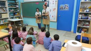 La classe dels Esquirols de 3r hem anat a l'escola d'Art a fer una activitat on el tema és el cos humà, aquesta es titula "De cap a peus". A cadascun de nosaltres ens han donat unes potes impreses de diferents animals i a partir d'aquí i amb molts materials ben diversos hem creat el nostre personatge. Hem alliberat la imaginació i... que bé que ens ha quedat!