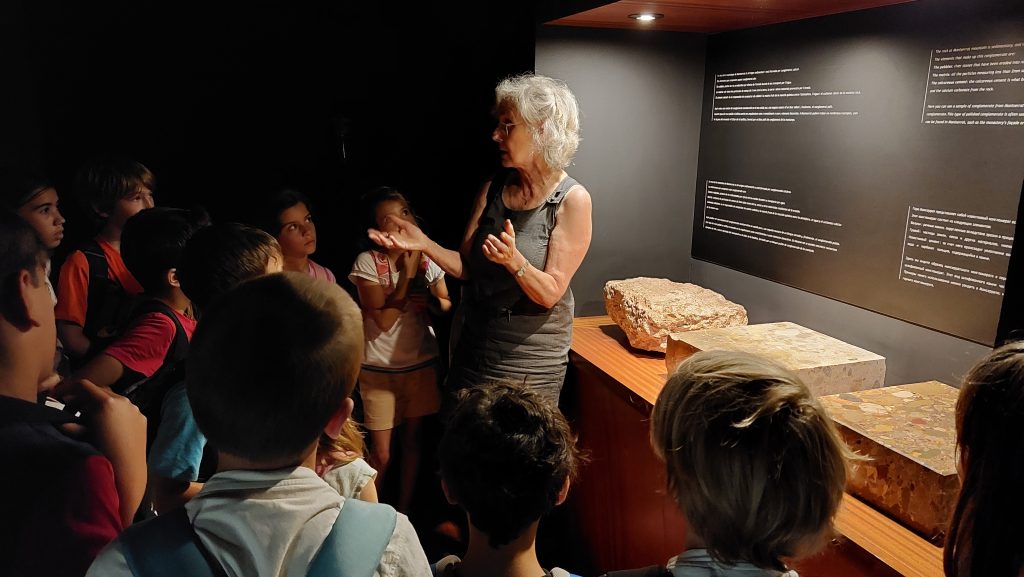 : Els nens i nenes de CM hem anat de sortida a Montserrat. Allà hem gaudit de diferents activitats i de la companyia d'un dels escolans de l'escolania, en Martí N. Vam començar la sortida pujant amb el cremallera, després vam anar a veure diferents audiovisuals on ens mostraven la vida del monestir i com es va formar la muntanya. Seguidament, vam anar al museu on els alumnes de 3r van fer l'activitat de "Com mirar un quadre" i els alumnes de 4t van treballar "Egipte i Mesopotàmia". En acabar, vam anar a la Basílica on vam gaudir de la Salve i el Virolai cantats per l'escolania. Per últim, vam anar dinar a un parc amb en Martí. Va ser un dia molt intens i ple d'emocions.