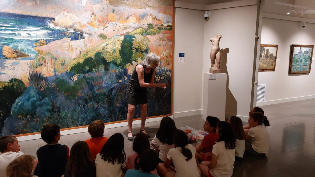 Els nens i nenes de CM hem anat de sortida a Montserrat. Allà hem gaudit de diferents activitats i de la companyia d'un dels escolans de l'escolania, en Martí N. Vam començar la sortida pujant amb el cremallera, després vam anar a veure diferents audiovisuals on ens mostraven la vida del monestir i com es va formar la muntanya. Seguidament, vam anar al museu on els alumnes de 3r van fer l'activitat de "Com mirar un quadre" i els alumnes de 4t van treballar "Egipte i Mesopotàmia". En acabar, vam anar a la Basílica on vam gaudir de la Salve i el Virolai cantats per l'escolania. Per últim, vam anar dinar a un parc amb en Martí. Va ser un dia molt intens i ple d'emocions.