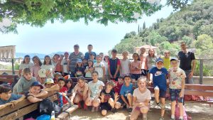 Els nens i nenes de CM hem anat de sortida a Montserrat. Allà hem gaudit de diferents activitats i de la companyia d'un dels escolans de l'escolania, en Martí N. Vam començar la sortida pujant amb el cremallera, després vam anar a veure diferents audiovisuals on ens mostraven la vida del monestir i com es va formar la muntanya. Seguidament, vam anar al museu on els alumnes de 3r van fer l'activitat de "Com mirar un quadre" i els alumnes de 4t van treballar "Egipte i Mesopotàmia". En acabar, vam anar a la Basílica on vam gaudir de la Salve i el Virolai cantats per l'escolania. Per últim, vam anar dinar a un parc amb en Martí. Va ser un dia molt intens i ple d'emocions.
