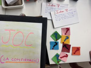 Aquest trimestre hem estat treballant els sagraments i el relat de la creació, però ho hem fet jugant i creant! Ens hem organitzat per equips i hem preparat una exposició oral per explicar als nostres companys tot allò que hem après. Però això no és tot! També hem inventat jocs cooperatius perquè els altres grups els poguessin resoldre. Hi havia proves de memòria, enigmes, activitats creatives, concursos de preguntes... Ens ho hem passat molt bé i hem après moltíssim! Ens ha agradat molt treballar així perquè hem pogut pensar, col·laborar, ensenyar i divertir-nos alhora.