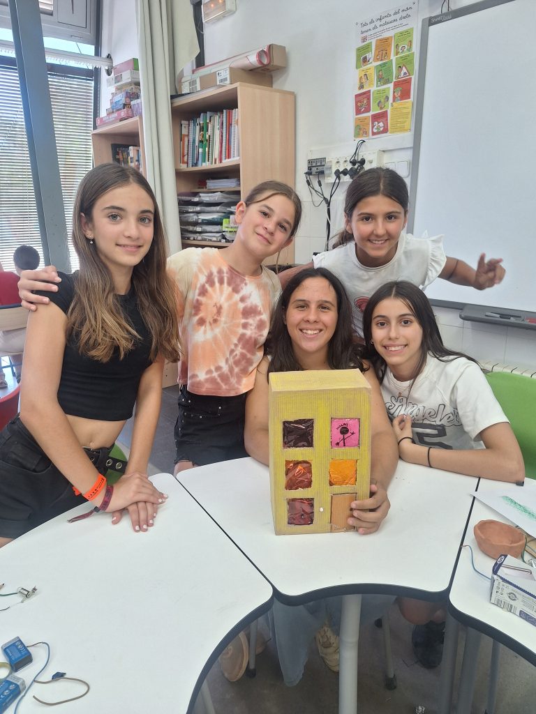 Durant aquestes darreres setmanes de curs, els nois i noies de 6è de primària han estat treballant els circuits elèctrics a l'assignatura de medi en anglès. L'objectiu principal ha estat poder experimentar i provar com construir un circuit elèctric bàsic de forma pràctica i en grups, aprenent també el vocabulari en anglès relacionat amb les diferents parts del circuit, com ara battery, switch, bulb,wires, etc... dins del tema Electricity and Magnetism. Cada grup ha anat avançant al seu propi ritme i ha resolt els reptes que s'han anat trobant. Finalment, han aprofitat una caixa per adaptar-hi el circuit i transformar-la en una casa amb llum o altres creacions originals, deixant volar la seva imaginació. Ha estat una activitat molt estimulant per posar en pràctica tot allò après!