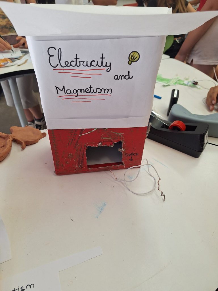 Durant aquestes darreres setmanes de curs, els nois i noies de 6è de primària han estat treballant els circuits elèctrics a l'assignatura de medi en anglès. 
L'objectiu principal ha estat poder experimentar i provar com construir un circuit elèctric bàsic de forma pràctica i en grups, aprenent també el vocabulari en anglès relacionat amb les diferents parts del circuit, com ara battery, switch, bulb,wires, etc... dins del tema Electricity and Magnetism. 
Cada grup ha anat avançant al seu propi ritme i ha resolt els reptes que s'han anat trobant. 
Finalment, han aprofitat una caixa per adaptar-hi el circuit i transformar-la en una casa amb llum o altres creacions originals, deixant volar la seva imaginació.
Ha estat una activitat molt estimulant per posar en pràctica tot allò après!
