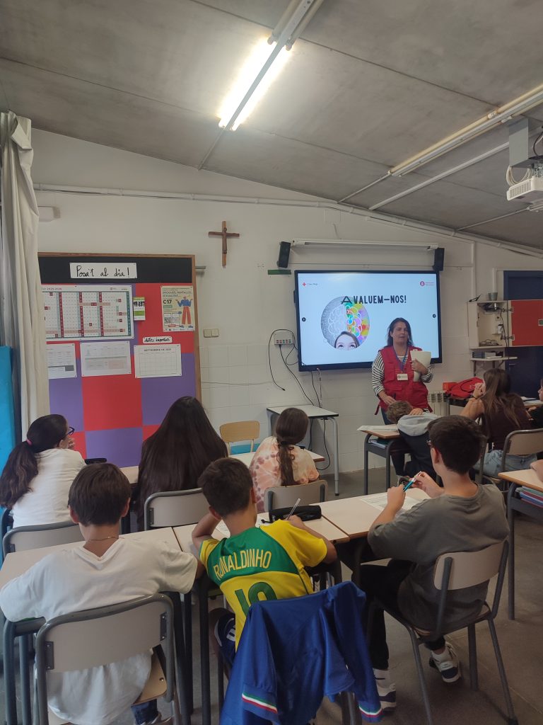 Els alumnes de 1r d'ESO han pogut gaudir del taller sobre l'ús, la gestió i l'impacte de les pantalles i les xarxes socials que ofereix el Pla de Prevenció de drogues i Promoció de la Salut C17 a la nostra escola. El tarannà preventiu d'aquesta activitat pot ajudar-los considerablement a guanyar consciència de la importància de conèixer bé els riscos associats a un mal ús de les pantalles i les xarxes socials. 