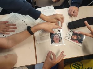 Els alumnes de 1r d'ESO han pogut gaudir del taller sobre l'ús, la gestió i l'impacte de les pantalles i les xarxes socials que ofereix el Pla de Prevenció de drogues i Promoció de la Salut C17 a la nostra escola. El tarannà preventiu d'aquesta activitat pot ajudar-los considerablement a guanyar consciència de la importància de conèixer bé els riscos associats a un mal ús de les pantalles i les xarxes socials.