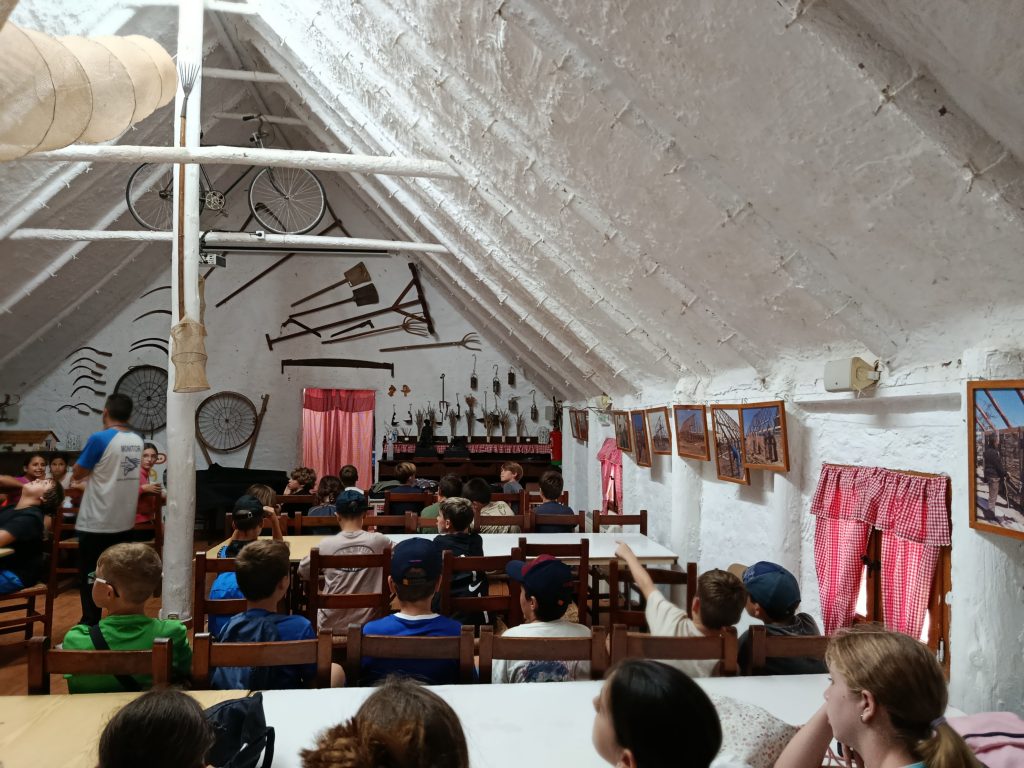 Els nois i noies de 5è i 6è hem anat de colònies al Delta de l'Ebre. Hem gaudit de diferents activitats que ens han apropat al territori i la cultura pròpia, com ha estat la descoberta de l'entorn en bici, l'experiència agrícola o les activitats de pesca.

Hem compartit estones de joc i moments de convivència que ens han enfortit com a grup.

Ha estat una experiència molt enriquidora i ens ho hem passat molt bé!

