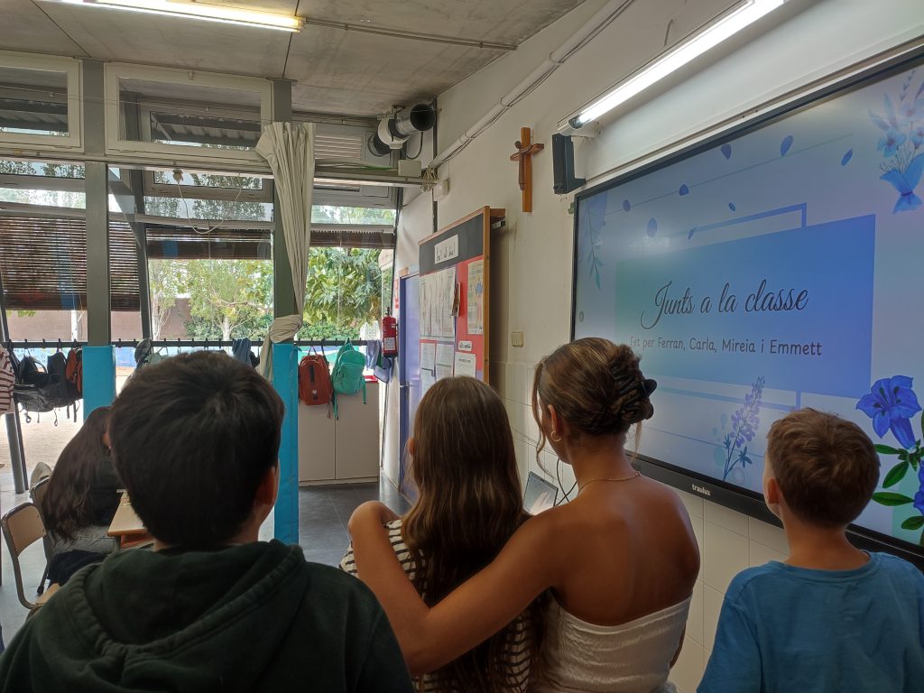 "Junts a la classe". Sota aquest lema els membres de l'equip assembleari de 1r d'ESO -delegat/-ada, president i secretària- han volgut presentar als companys i companyes d'aula les seves pròpies iniciatives i propostes de treball que volen dur a terme durant el curs desde l'àrea de tutoria. Agraïm moltíssim a l'equip el compromís i la implicació que ens estan demostrant durant aquests primers dies de mandat.