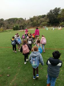 Sortida a Mas Fabrera Divendres passat els nens i les nenes del segon cicle d’Infantil vam anar d’excursió a l’aula rural Mas Fabrera (L’Ametlla del Vallès). Vàrem gaudir d’un dia a la natura descobrint la tardor: vam tastar, tocar i olorar fruits d’aquesta estació (magranes, caquis, pipes de gira-sol i figues) i també vàrem elaborar la nostra pròpia melmelada de carabassa. Finalment, passejant pels voltants vam conèixer els arbres i les plantes de temporada. Vam passar un gran dia en un entorn molt bonic!