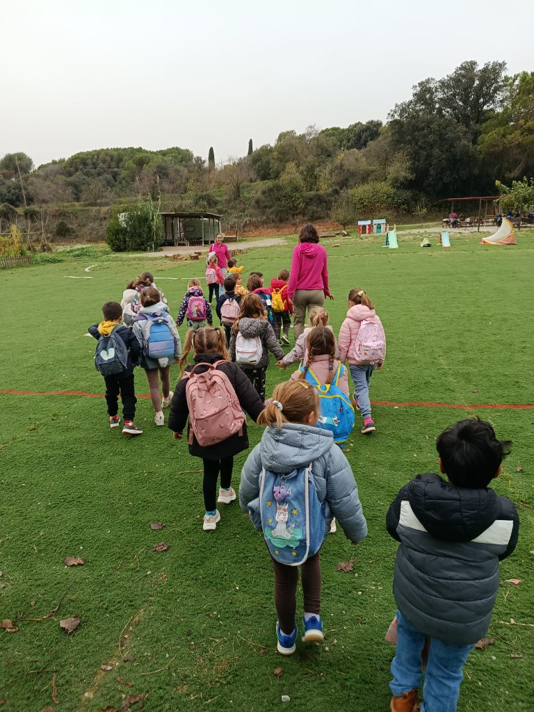 Sortida a Mas Fabrera Divendres passat els nens i les nenes del segon cicle d’Infantil vam anar d’excursió a l’aula rural Mas Fabrera (L’Ametlla del Vallès). Vàrem gaudir d’un dia a la natura descobrint la tardor: vam tastar, tocar i olorar fruits d’aquesta estació (magranes, caquis, pipes de gira-sol i figues) i també vàrem elaborar la nostra pròpia melmelada de carabassa. Finalment, passejant pels voltants vam conèixer els arbres i les plantes de temporada. Vam passar un gran dia en un entorn molt bonic!