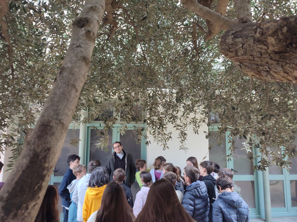 El passat dijous 13 de novembre, els alumnes de 1r d'ESO de la nostra escola van compartir plegats una jornada de convivència a l'Hostatgeria "La Immaculada" de la Garriga. Va ser un dia en el que tots i totes van tenir l'ocasió d'aprofundir més en ells i elles mateixos/-es, a partir d'un entorn respectuós, tot posant èmfasi en el sentit de comunitat i col.lectivitat, amb l'objectiu d'enfortir el benestar emocional i la cohesió social del grup. 
El resultat? Una pila de bons moments plegats i un munt de rialles!!  
