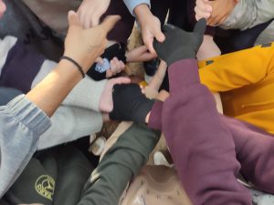 El passat dijous 13 de novembre, els alumnes de 1r d'ESO de la nostra escola van compartir plegats una jornada de convivència a l'Hostatgeria "La Immaculada" de la Garriga. Va ser un dia en el que tots i totes van tenir l'ocasió d'aprofundir més en ells i elles mateixos/-es, a partir d'un entorn respectuós, tot posant èmfasi en el sentit de comunitat i col.lectivitat, amb l'objectiu d'enfortir el benestar emocional i la cohesió social del grup. El resultat? Una pila de bons moments plegats i un munt de rialles!!