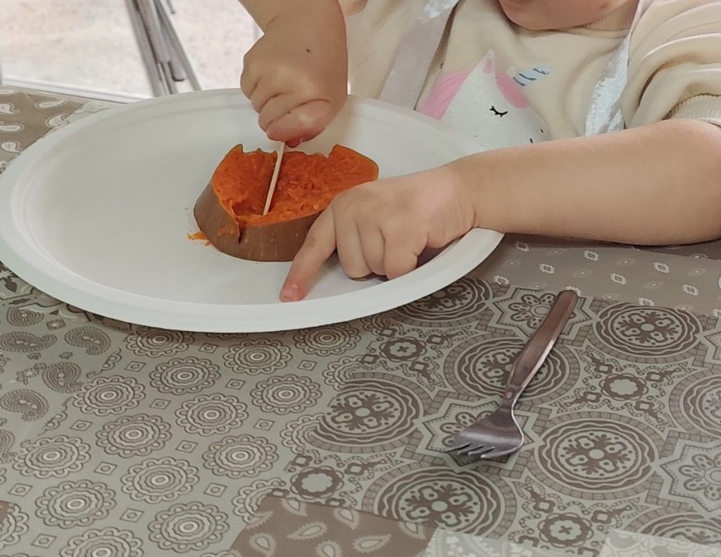 
Divendres passat els nens i les nenes del segon cicle d’Infantil vam anar d’excursió a l’aula rural Mas Fabrera (L’Ametlla del Vallès). Vàrem gaudir d’un dia a la natura descobrint la tardor: vam tastar, tocar i olorar fruits d’aquesta estació (magranes, caquis, pipes de gira-sol i figues) i també vàrem elaborar la nostra pròpia melmelada de carabassa. 
Finalment, passejant pels voltants vam conèixer els arbres i les plantes de temporada. Vam passar un gran dia en un entorn molt bonic! 
