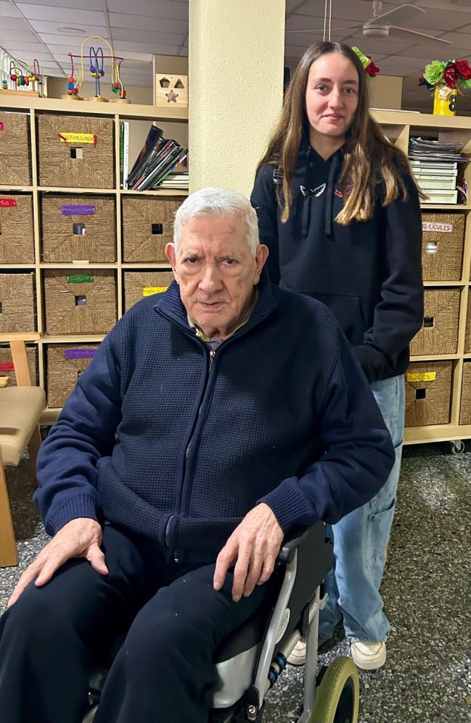 Dimecres passat, alguns alumnes de 3r d’ESO van iniciar el servei comunitari amb l’activitat “Tastet de Grans Moments”. Vam acompanyar els avis de la Residència El Pilar fins a la parròquia de Sant Esteve, on vam poder gaudir d’un concert inclusiu de Santa Cecília a càrrec del cantautor Daniel Ocaña, acompanyat per un grup musical del nostre municipi.
En acabar, tots plegats vam compartir un berenar. Tant els alumnes com els avis vam gaudir de la música i, sobretot, de la companyia: un gran moment, el primer de molts que vindran.
