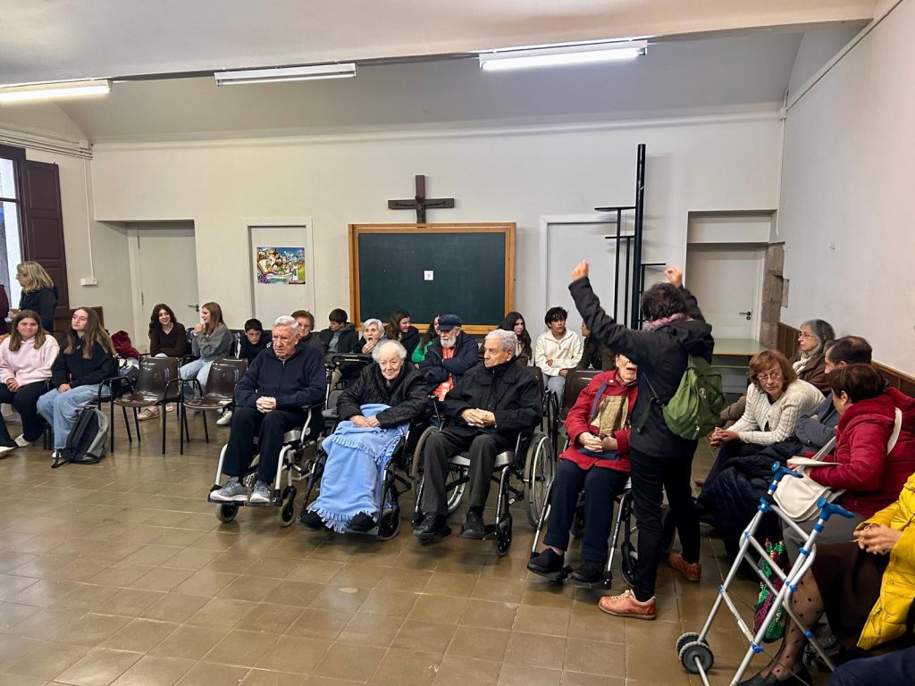 Dimecres passat, alguns alumnes de 3r d’ESO van iniciar el servei comunitari amb l’activitat “Tastet de Grans Moments”. Vam acompanyar els avis de la Residència El Pilar fins a la parròquia de Sant Esteve, on vam poder gaudir d’un concert inclusiu de Santa Cecília a càrrec del cantautor Daniel Ocaña, acompanyat per un grup musical del nostre municipi. En acabar, tots plegats vam compartir un berenar. Tant els alumnes com els avis vam gaudir de la música i, sobretot, de la companyia: un gran moment, el primer de molts que vindran.