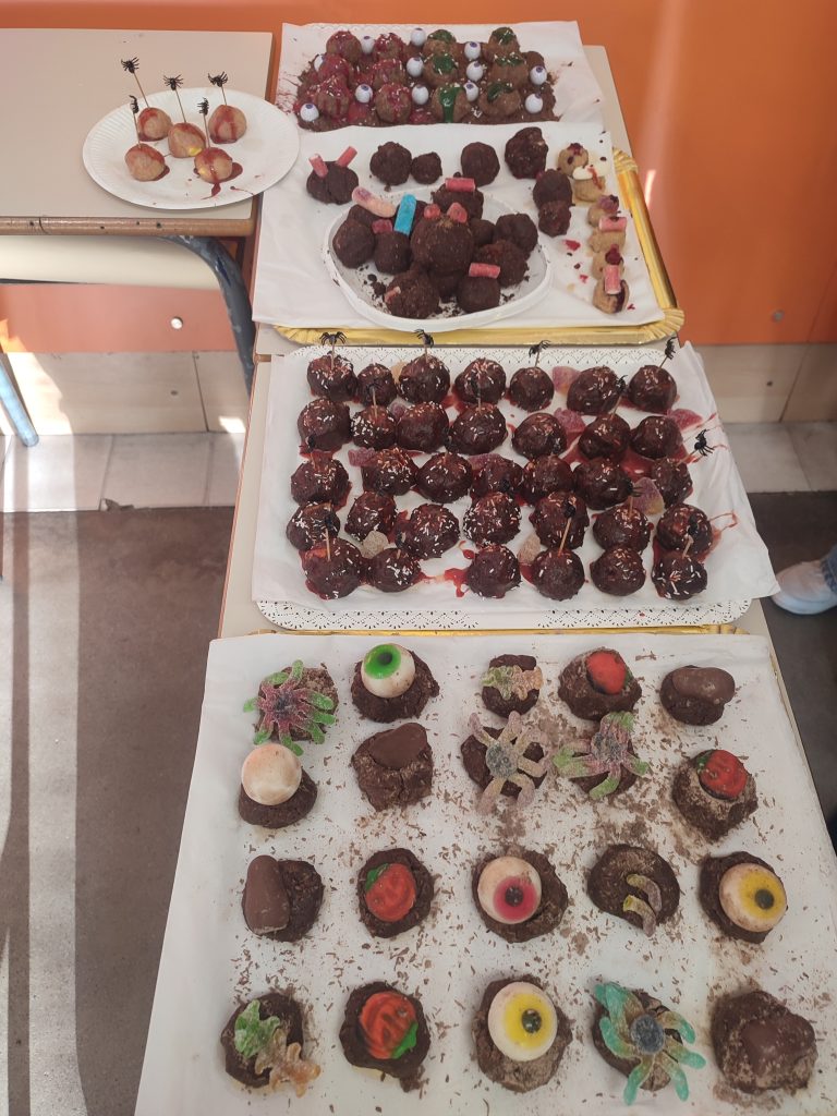 El passat dijous a la tarda els alumnes d'ESO de la nostra escola van tenir l'ocasió de preparar uns panellets ben peculiars per gaudir de la celebració de la Castanyada a l'etapa. Després de treballar la massa durant una estona, els panellets van quedar terroríficament guarnits amb decoracions ben pròpies de Halloween... I el resultat va ser força divertit!!