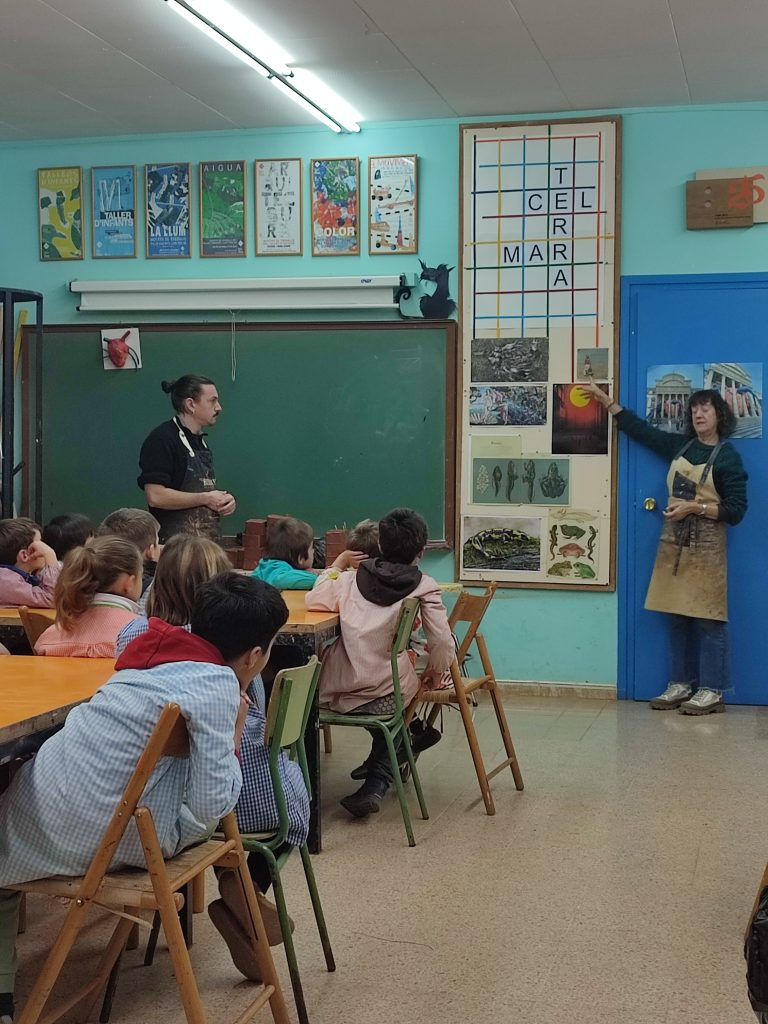 El passat divendres 12 de desembre, els alumnes de segon de primària van gaudir d'un matí ben artístic a l'Escola d'Art de la Garriga, on van tenir l'ocasió d' el.laborar unes granotes de fang la mar de divertides i acolorides. Així doncs, els alumnes van tenir l'ocasió de jugar i d'experimentar amb el fang i de gaudir dels seus múltiples beneficis, com el treball de la psicomotricitat fina i gruixuda o el desenvolupament de la seva creativitat. 