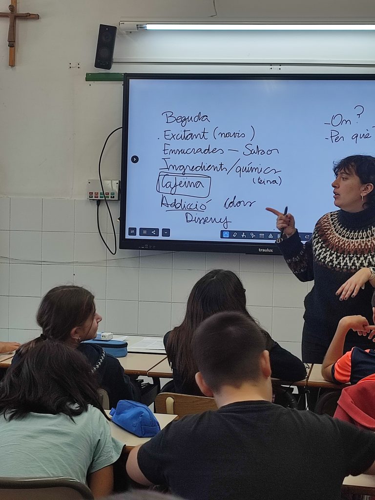 Els alumnes de 1r d'ESO han pogut gaudir del taller sobre les begudes energètiques que ofereix el Pla de Prevenció de drogues i Promoció de la Salut C17 a la nostra escola. Les begudes energètiques porten anys instal·lades en supermercats, màquines expenedores i plans d'oci, especialment entre el jovent, però darrere de la seva imatge moderna i estimulant s'amaga una composició que mereix una lectura molt més crítica. El tarannà preventiu d'aquesta activitat pot ajudar-los considerablement a guanyar consciència de la importància de conèixer bé els riscos associats al consum de begudes estimulants.