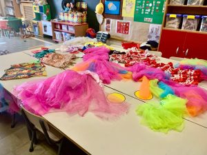 Carnaval a Infantil Aquesta setmana hem celebrat el Carnaval, que va començar amb el pregó que ens van portar els alumnes de 6è de Primària, donant inici a uns dies plens de festa i alegria. Ens feia molta il·lusió l’arribada del Rei Carnestoltes, que cada dia ens ha portat una consigna i també ha fet alguna trapelleria. Per acabar, i malgrat la pluja, tots els nens i nenes del segon cicle d’Infantil hem celebrat una gran festa. Ens hem disfressat amb la temàtica del bosc: hi havia arbres, bolets i pinyes. Hem compartit rialles, música i molta diversió.