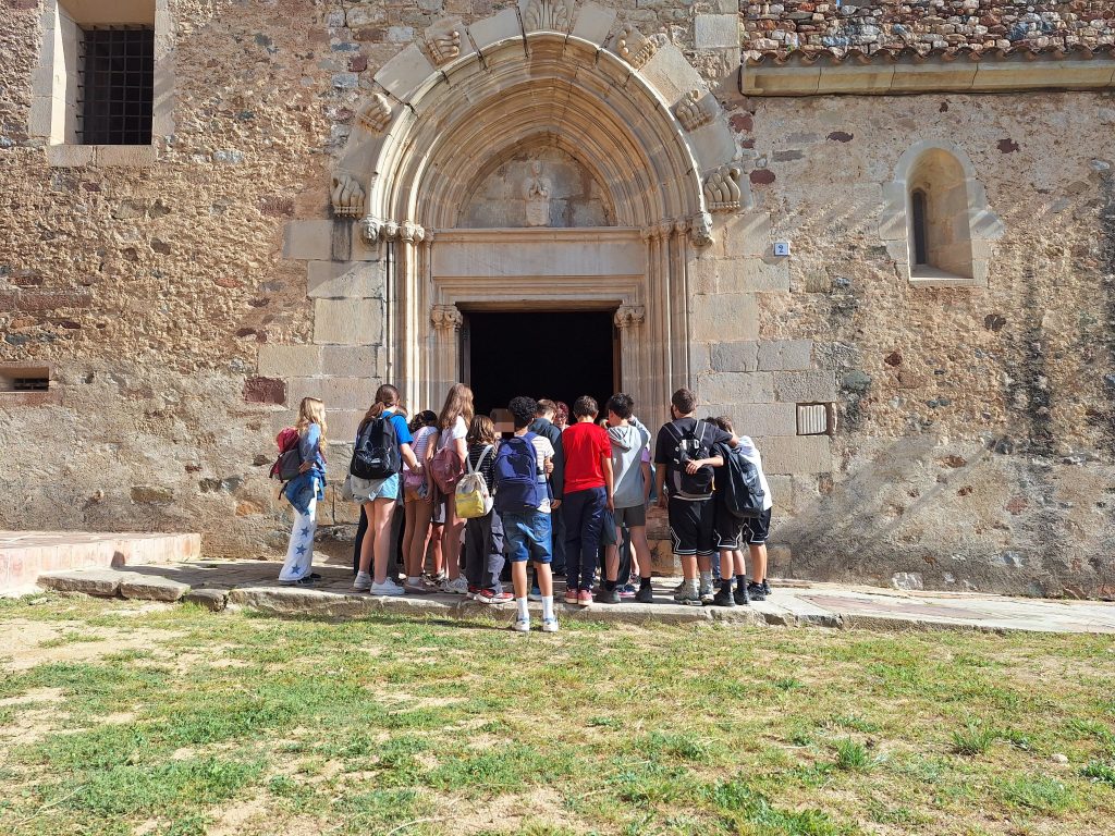 Avui dimecres l’alumnat de 6è de primària ha fet una sortida molt especial: hem anat caminant fins a l'antiga església de Sant Esteve de la Doma. 
Durant la visita hem pogut conèixer millor la història d’aquest edifici tan emblemàtic del nostre poble i escoltar explicacions molt interessants sobre el seu origen i el seu valor patrimonial.
Ha estat una experiència molt enriquidora i una bona manera d’aprendre més sobre l’entorn que ens envolta. 

