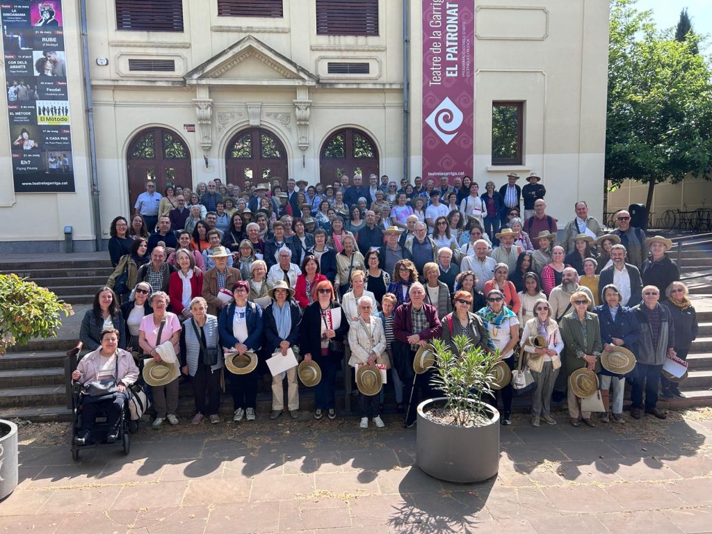 El passat dissabte, la nostra escola es va convertir en l'escenari d'un intercanvi generacional i solidari excepcional. Alguns alumnes de 3r i 4t d'ESO van participar activament en la Trobada de voluntaris de Càritas Diocesana de Terrassa, una jornada marcada pel compromís social i l'aprenentatge compartit. L’objectiu central de la jornada va ser apropar la realitat de l’acció social als participants, qui a través dels diversos tallers van poder conèixer de primera mà la tasca de Càritas a la diòcesi, posant rostre, veu i humanitat a la solidaritat.