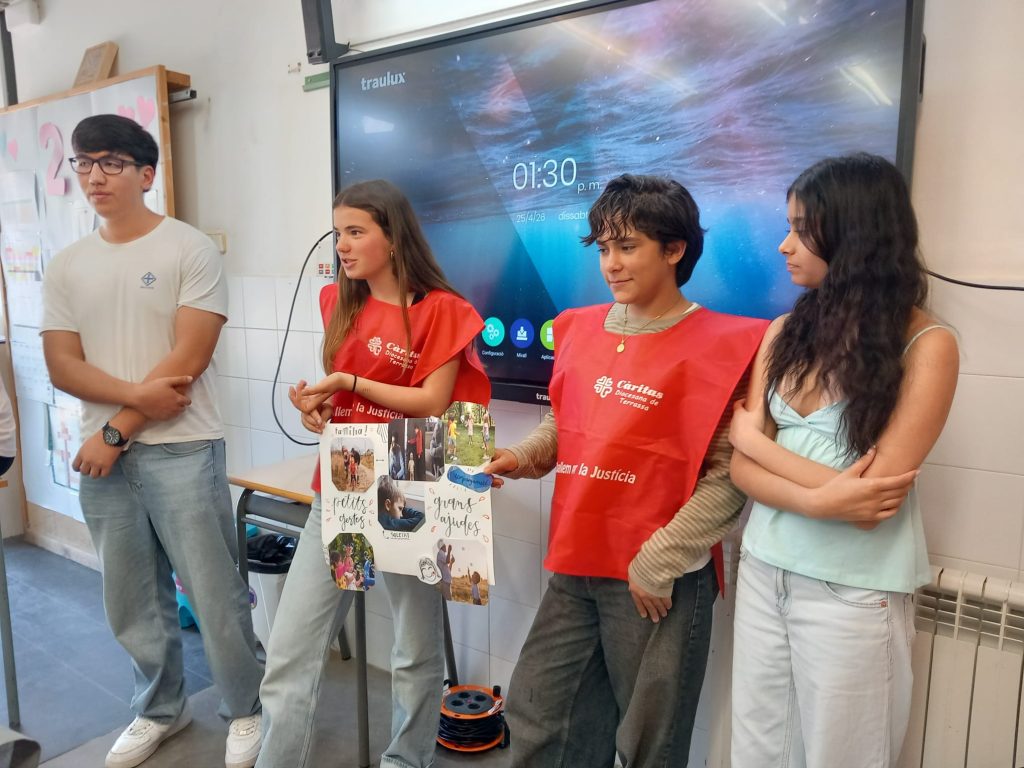 El passat dissabte, la nostra escola es va convertir en l'escenari d'un intercanvi generacional i solidari excepcional. Alguns alumnes de 3r i 4t d'ESO van participar activament en la Trobada de voluntaris de Càritas Diocesana de Terrassa, una jornada marcada pel compromís social i l'aprenentatge compartit.

 L’objectiu central de la jornada va ser apropar la realitat de l’acció social als participants, qui a través dels diversos tallers van poder conèixer de primera mà la tasca de Càritas a la diòcesi, posant rostre, veu i humanitat a la solidaritat.  