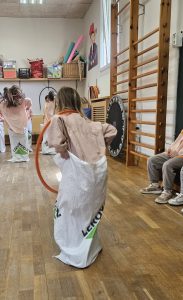 Al llarg de la passada setmana, al Segon Cicle d’Infantil hem continuat celebrant el Dia de les Famílies. Hem gaudit de diverses propostes i activitats molt enriquidores dinamitzades per mares, pares i familiars, com ara jocs tradicionals, elaboració de gelats, manualitats, fer polseres, danses o ensenyar una professió, entre d’altres experiències. Volem agrair la col·laboració de totes les famílies que heu participat i fet possible aquesta setmana tan especial. La vostra implicació ha permès que els infants visquin moments únics, compartint descobertes i reforçant el vincle entre l’escola i les famílies. Moltes gràcies!