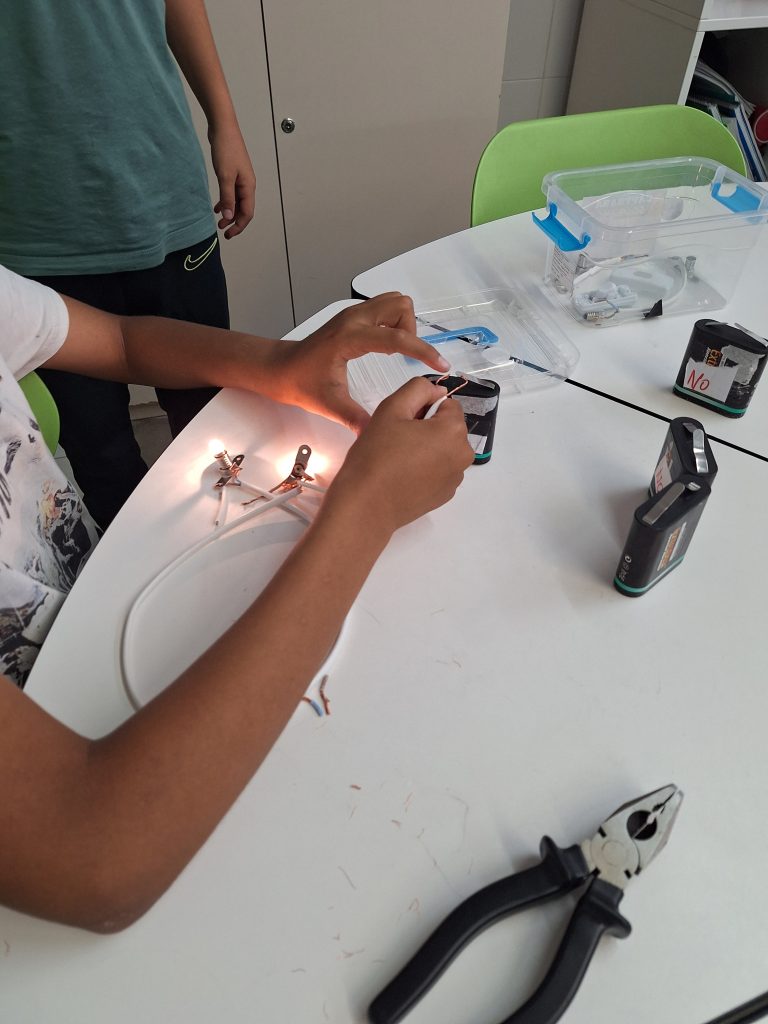 Els alumnes de 6è de primària, a l’assignatura de Medi (en anglès), hem treballat el tema de l’energia i l’electricitat.
A la part pràctica, en grups, els alumnes han dissenyat i construït diferents maquetes amb circuits elèctrics que permeten entendre com funciona l’electricitat en situacions reals.
Durant el projecte han investigat conceptes com què és l’energia, els diferents tipus d’energia, els materials conductors i aïllants, i el funcionament dels circuits elèctrics. A partir d’aquests coneixements, han creat maquetes amb bombetes, cables, interruptors i altres elements per demostrar com circula l’electricitat.
Per acabar el projecte, cada grup ha fet una exposició oral en anglès per explicar el funcionament de la seva maqueta i els conceptes científics que hi ha al darrere. Ha estat una activitat molt enriquidora que ha combinat experimentació, treball en equip i comunicació oral.
Com a tancament del projecte, també hem comptat amb la visita d’un pare de la classe que ha vingut a explicar-nos aspectes de la seva feina relacionats amb l’electricitat i l’energia, cosa que ens ha permès connectar tot el que hem après a l’aula amb el món real.