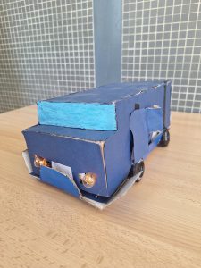 Els alumnes de 6è de primària, a l’assignatura de Medi (en anglès), hem treballat el tema de l’energia i l’electricitat. A la part pràctica, en grups, els alumnes han dissenyat i construït diferents maquetes amb circuits elèctrics que permeten entendre com funciona l’electricitat en situacions reals. Durant el projecte han investigat conceptes com què és l’energia, els diferents tipus d’energia, els materials conductors i aïllants, i el funcionament dels circuits elèctrics. A partir d’aquests coneixements, han creat maquetes amb bombetes, cables, interruptors i altres elements per demostrar com circula l’electricitat. Per acabar el projecte, cada grup ha fet una exposició oral en anglès per explicar el funcionament de la seva maqueta i els conceptes científics que hi ha al darrere. Ha estat una activitat molt enriquidora que ha combinat experimentació, treball en equip i comunicació oral. Com a tancament del projecte, també hem comptat amb la visita d’un pare de la classe que ha vingut a explicar-nos aspectes de la seva feina relacionats amb l’electricitat i l’energia, cosa que ens ha permès connectar tot el que hem après a l’aula amb el món real.